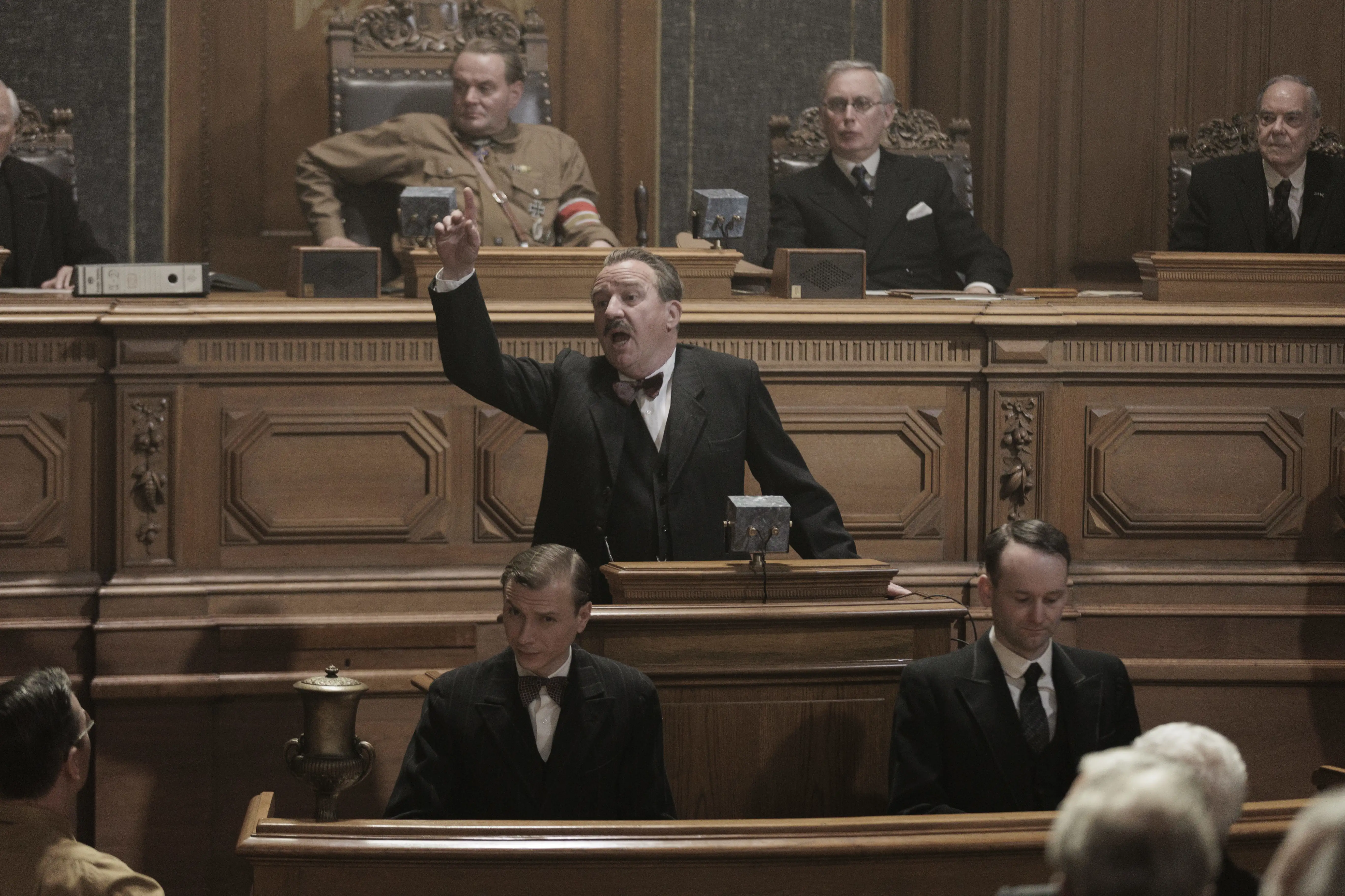 Szene aus Babylon Berlin: Rede im deutschen Parlament,