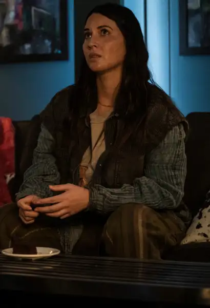 Olivia Munn als Evie in 