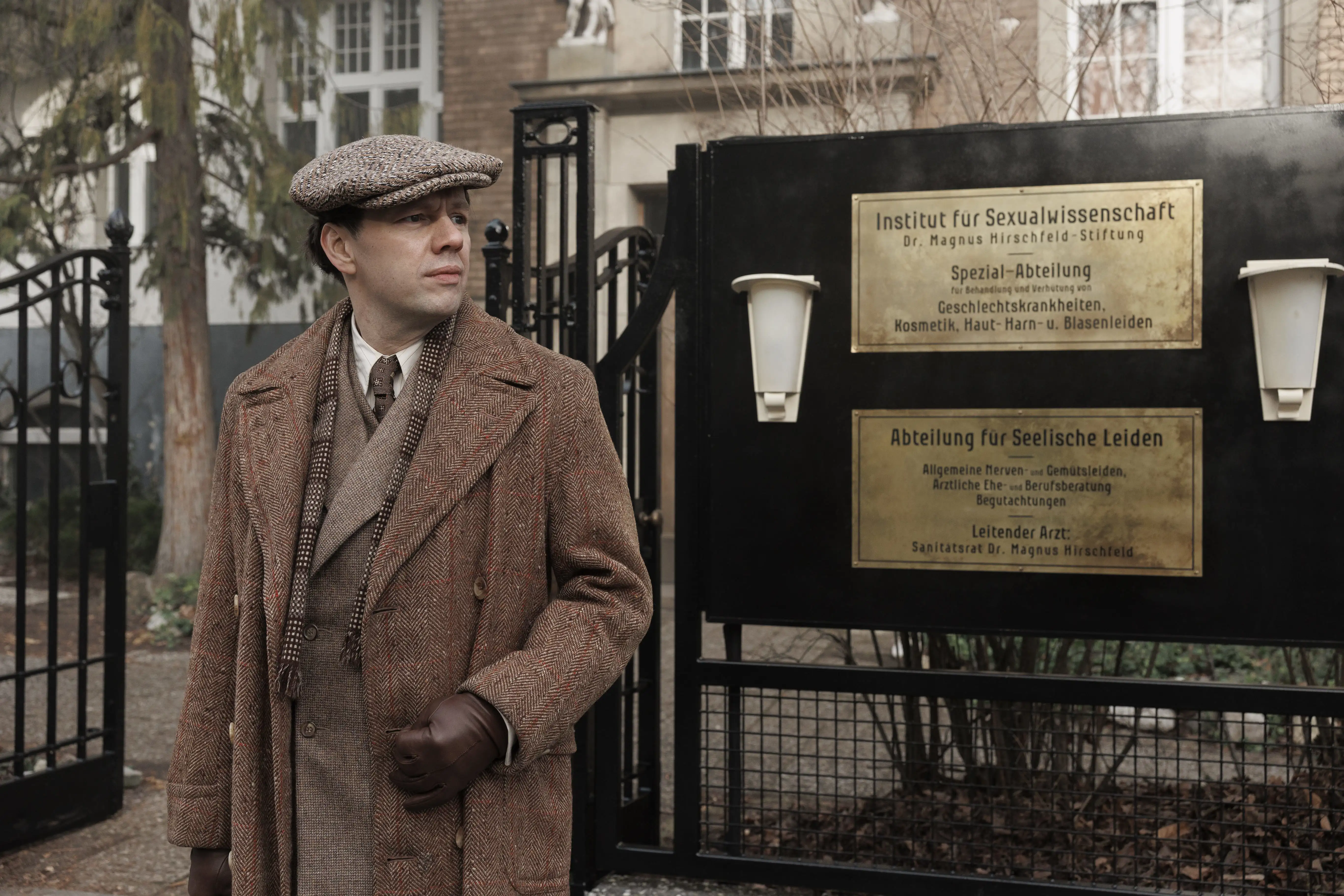 Szene aus Babylon Berlin: Gräf ermittelt.