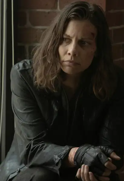 Lauren Cohan als Maggie Rhee in The Walking Dead: Dead City. Sie trägt eine schwarze Lederjacke und Handschuhe.