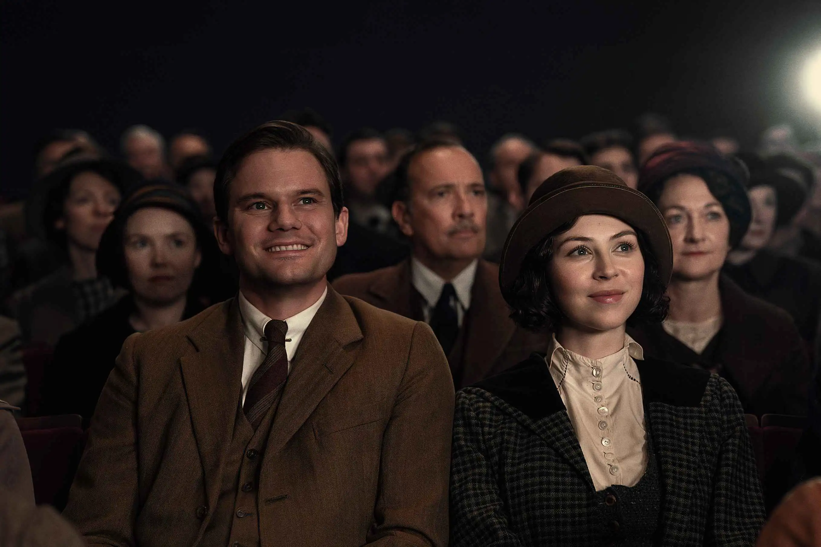 Outlander Blood of my Blood Szene: Julia und Herny im Kino.