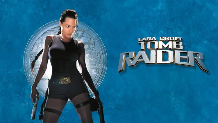 Filmplakat „Lara Croft: Tomb Raider“ mit zentraler Figur in schwarzem Outfit und Waffen, vor blauem Hintergrund mit Titel rechts.