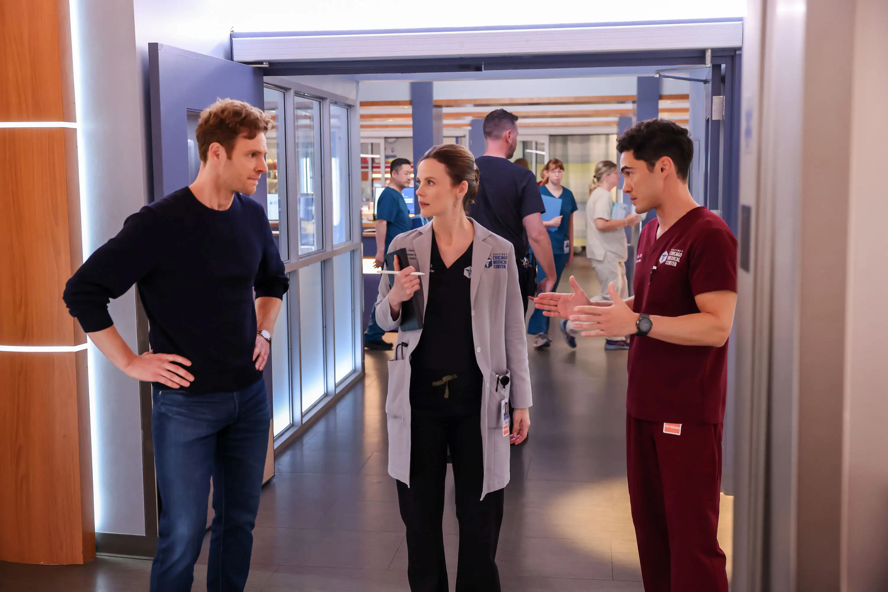 Chicago Med Szene: Ärzte diskutieren einen Fall.