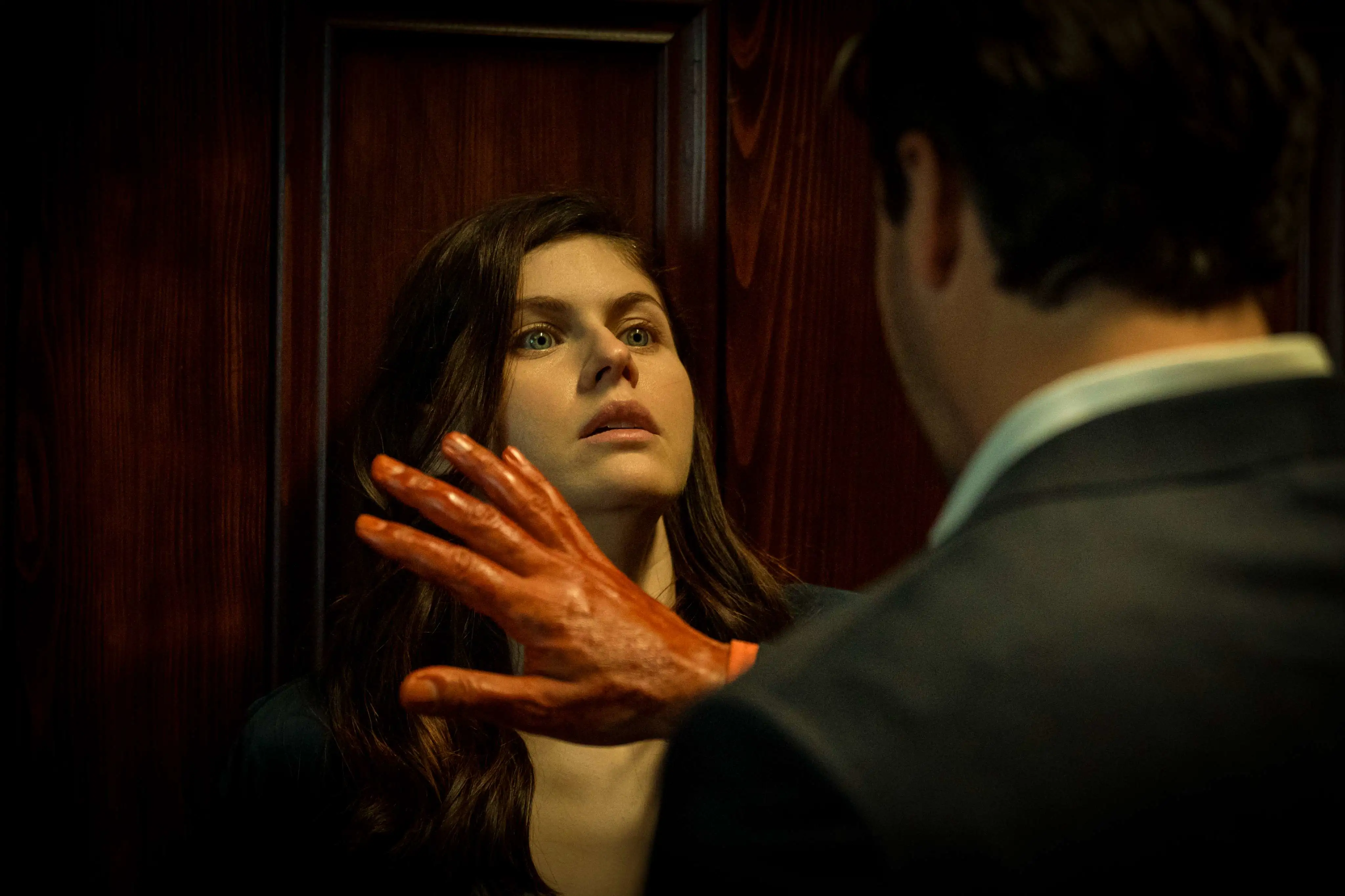 The Vampire Lestat Szene: Schauspielerin blickt auf Mann mit blutigen Händen. 