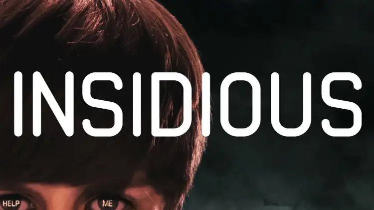 Filmplakat „Insidious“, der Titel ist zu sehen, hinter dem Titel ist der Kopf eines jungen zu sehen, auf seinen Augen sieht man die Schrift Help Me.