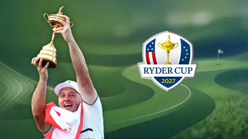 Ryder Cup 2027 auf CANAL+: Golfer jubelt mit Trophäe neben Ryder Cup Logo vor grünem Golfplatz-Hintergrund