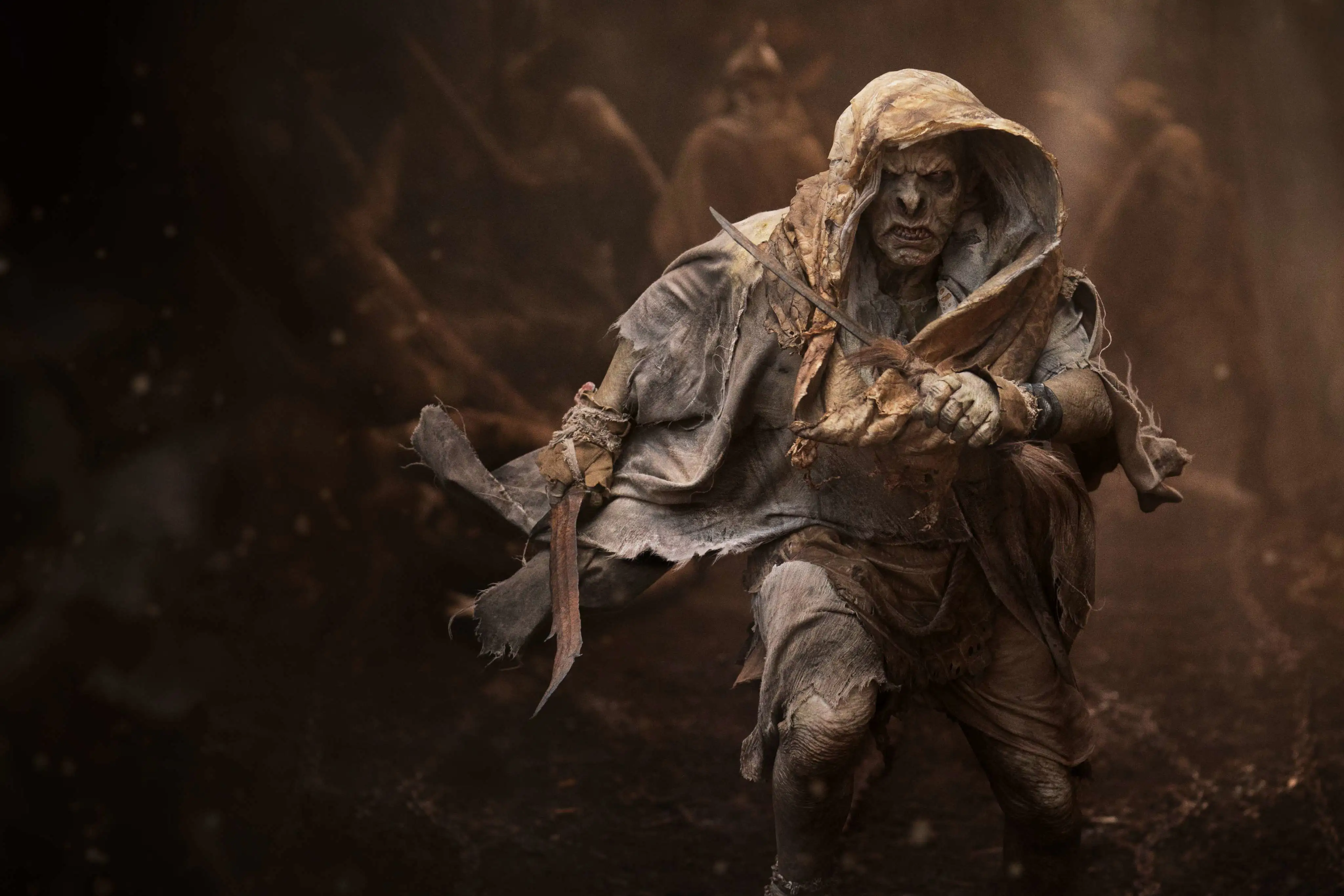 Ringe der Macht Szene: Ein Orc läuft durch eine Höhle.