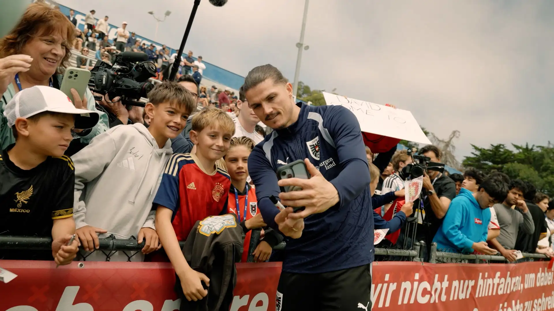 Marcel Sabitzer mit Fans im Stadion in 