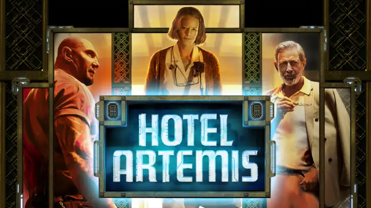 Plakat „Hotel Artemis“, im Hintergrund sind Fenster eines Hotelzimmers, davor sind Dave Bautista, Jodie Foster und Jeff Goldblum. Der Titel des Films ist ganz vorne im Stil einer Werbetafel zu sehen.