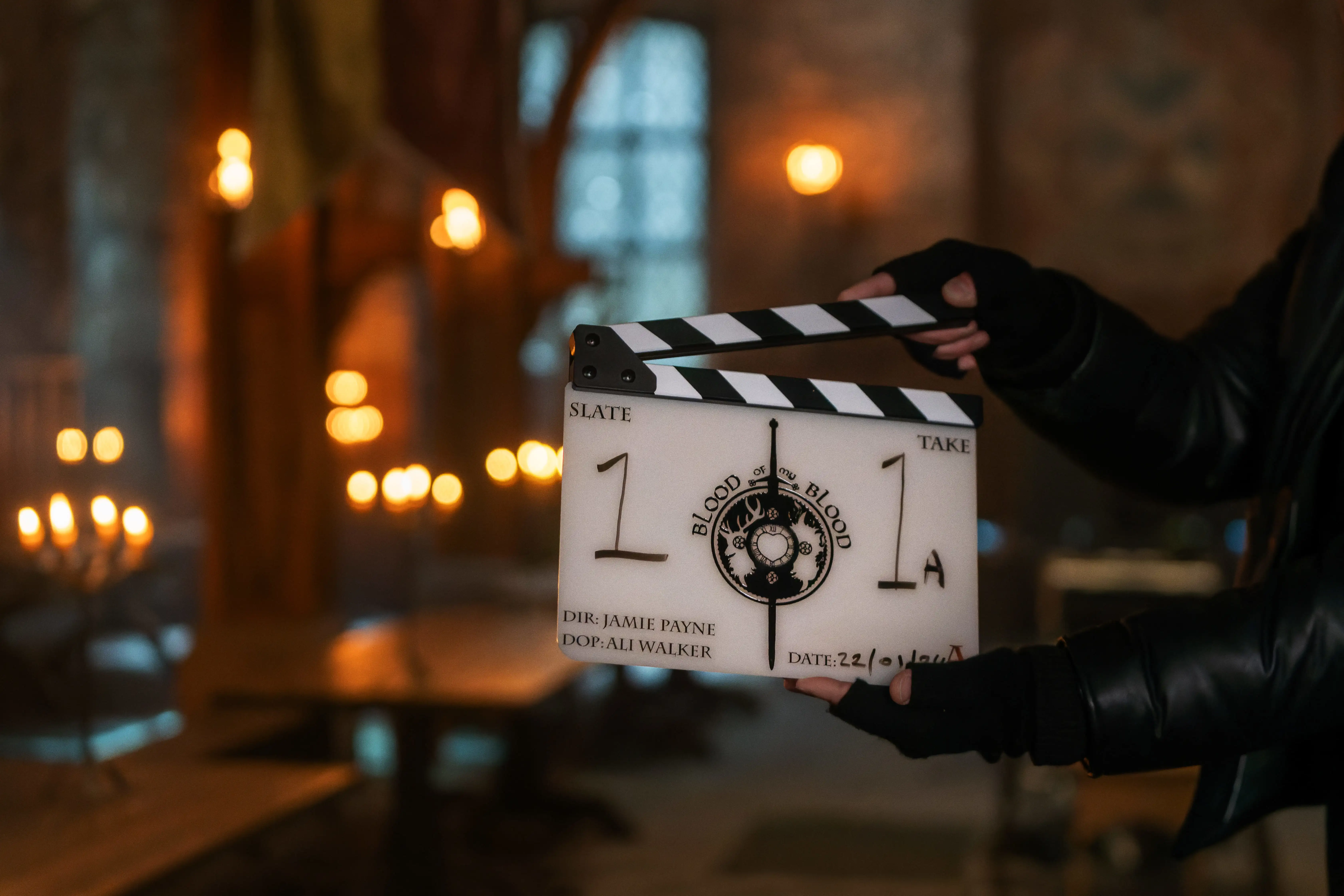 Outlander: Blood of my Blood Behind the Scenes: Filmklappe.