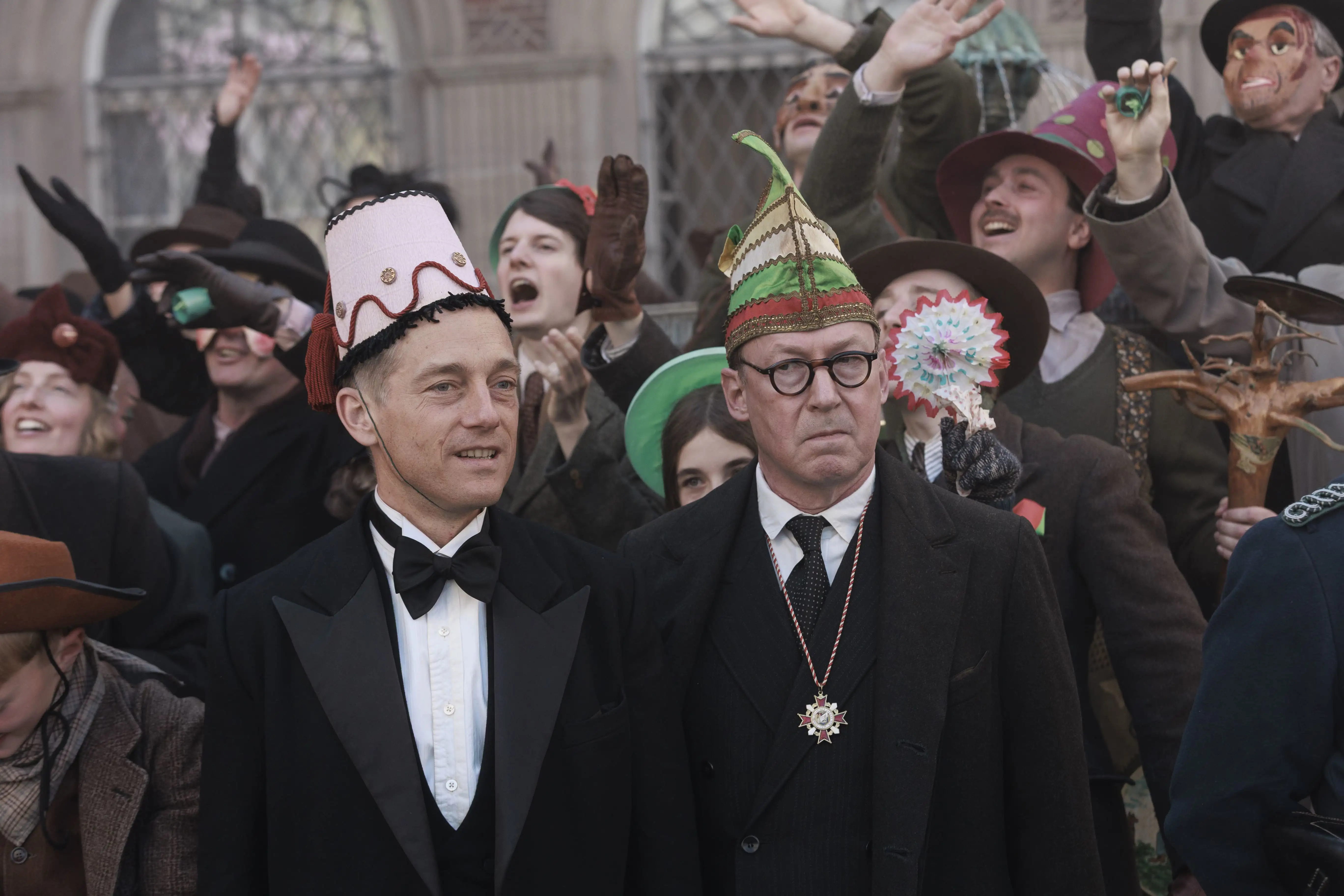 Szene aus Babylon Berlin: Gereon Rath bei einer Parade.