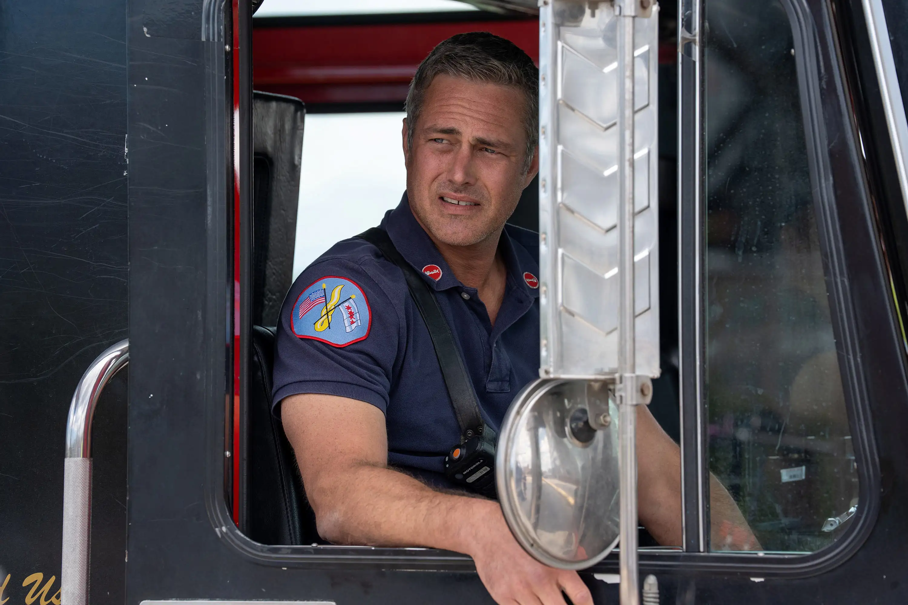 Chicago Fire Szene: Severide im Fahrzeug.