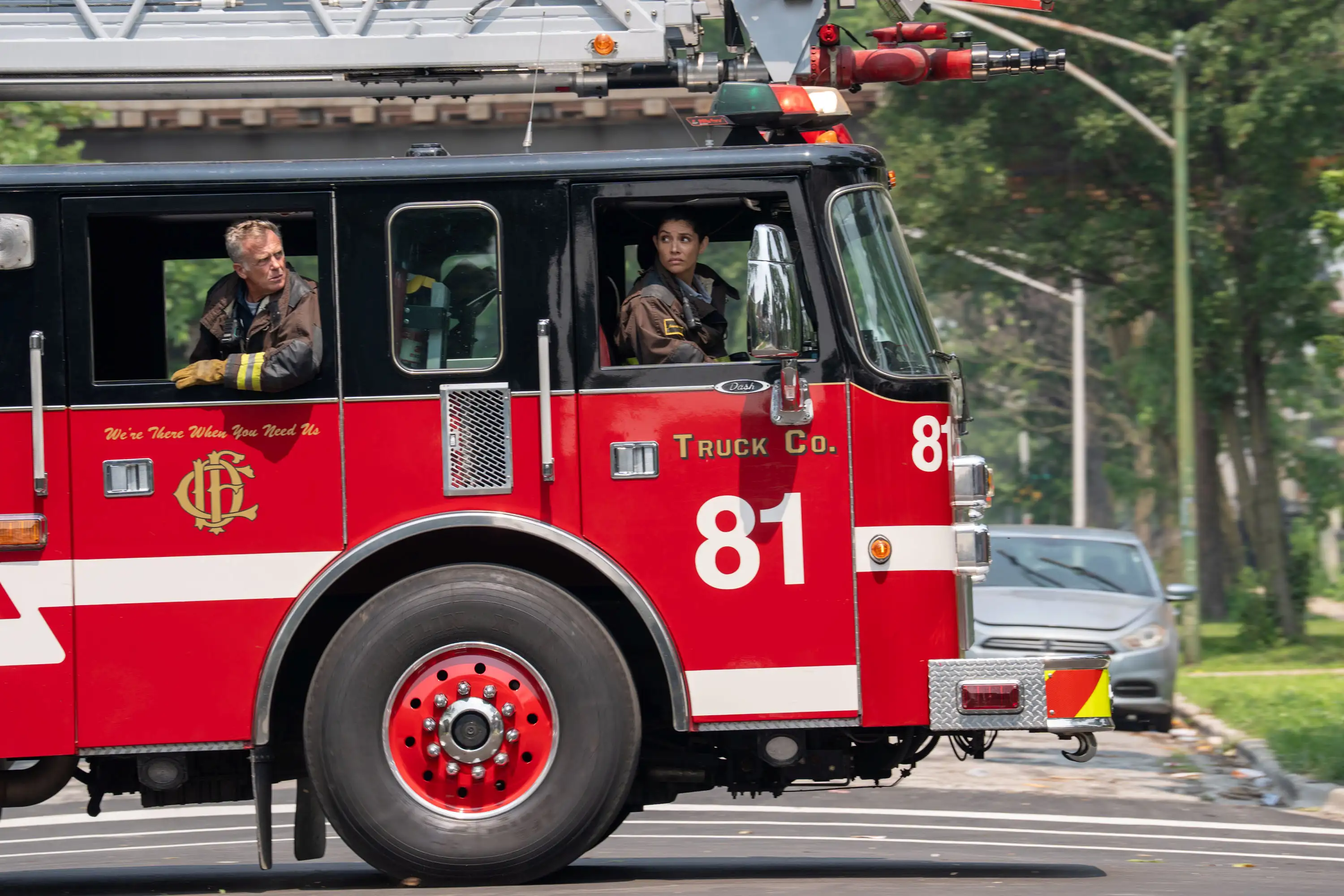 Chicago Fire Szene: Feuerwehrfahrzeug im Einsatz.