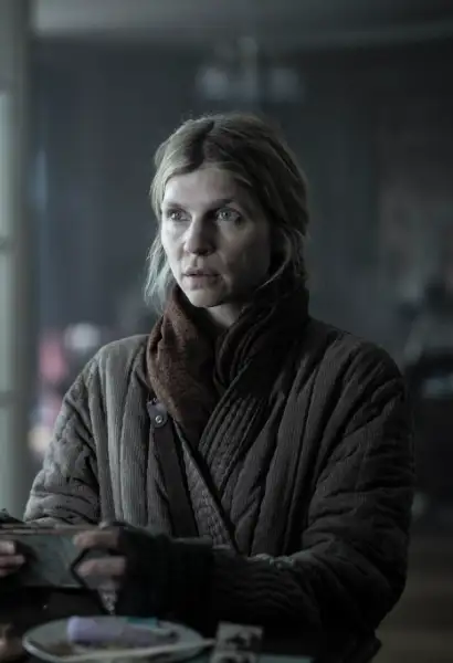 Clémence Poésy als Isabelle Carrière in The Walking Dead: Daryl Dixon. Sie trägt eine braune jacke und hat einen Schal.