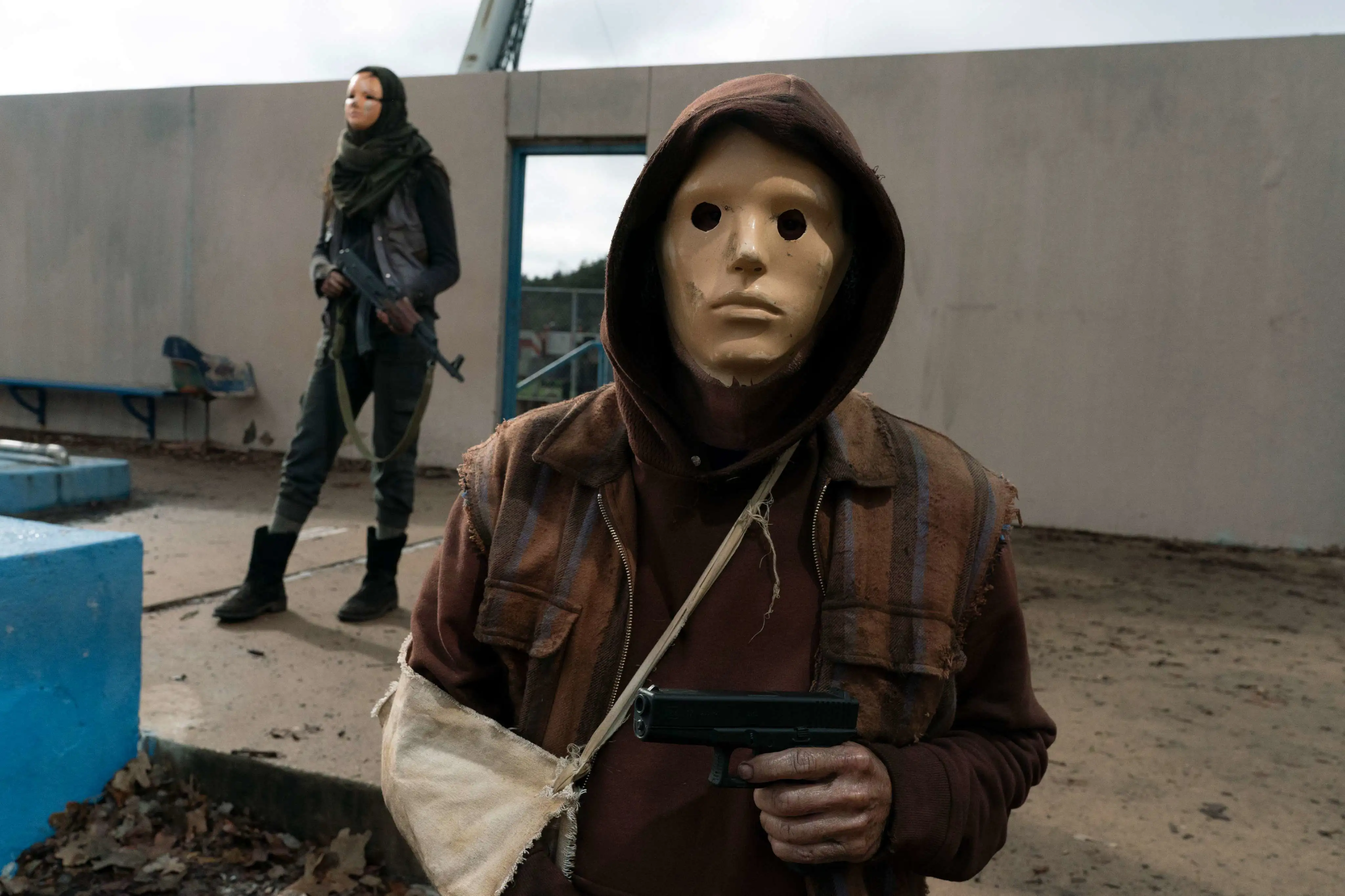 Behind the Scenes Foto Fear the Walking Dead. Ein Mann in einer gruseligen weißen Maske sieht richtung zuschauer.