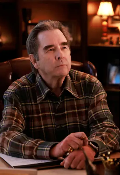 Beau Bridges als Howard „Senior“  Markston in 