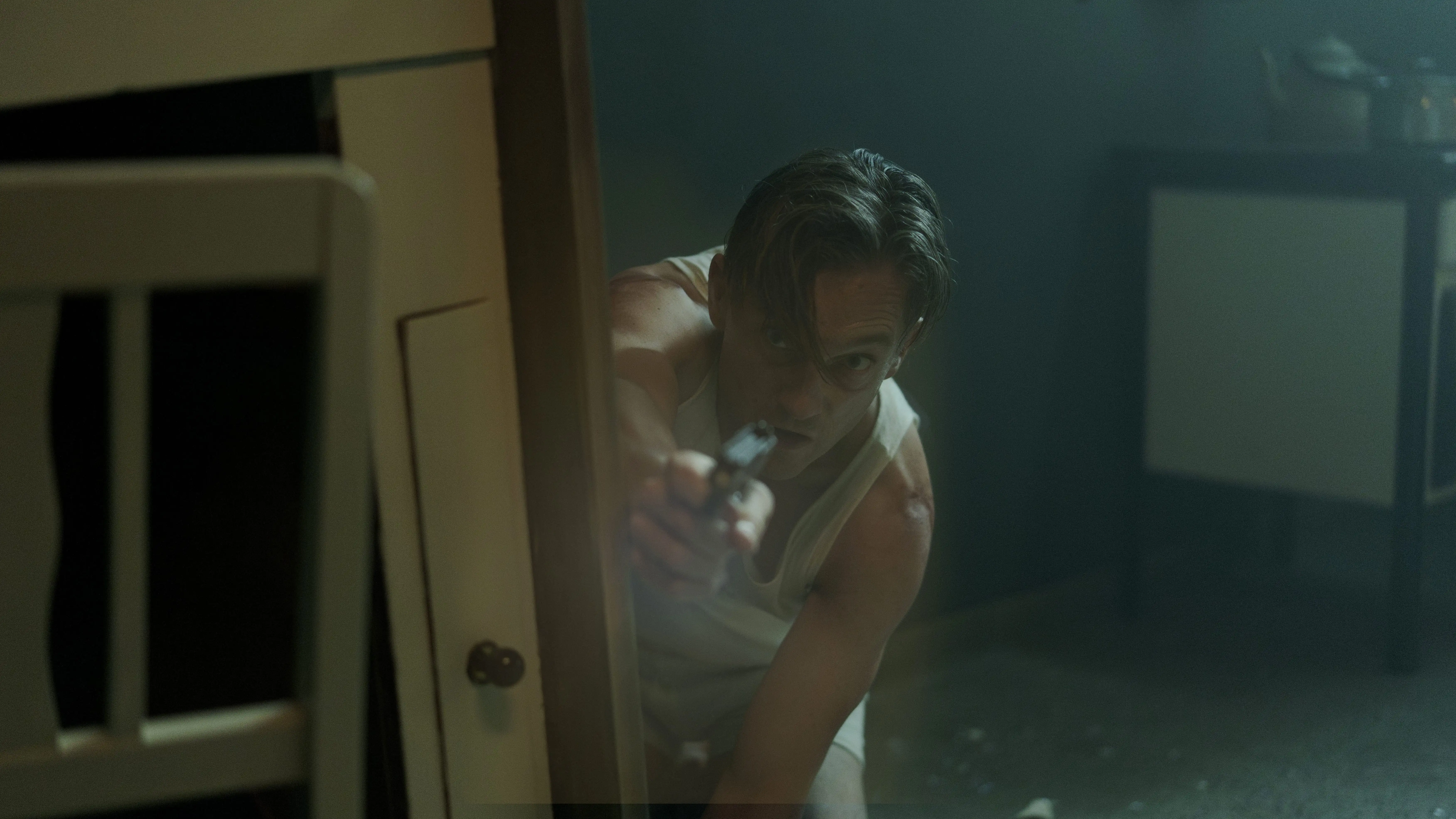 Szene aus Babylon Berlin: Gereon Rath in einer schießerei.
