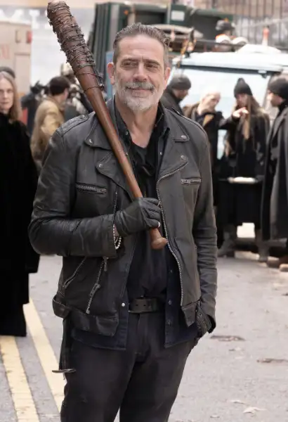 Jeffrey Dean-Morgan als Negan in einem einer schwarzen Lederjacke in Dead City. Er hält einen in drahtseil gewickelten Baseballschlager.