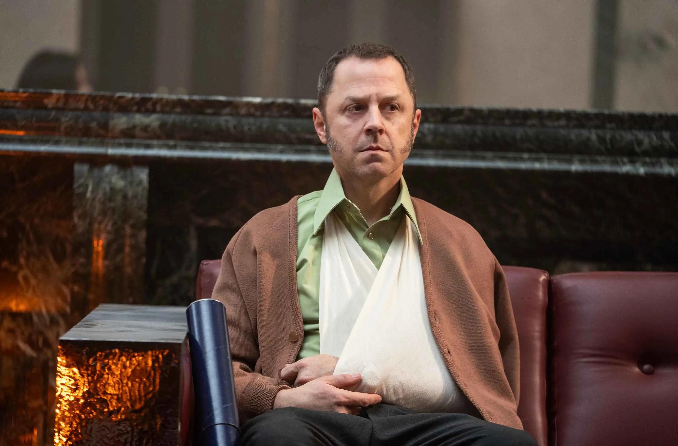 Szene aus American Hostage: Giovanni Ribisi als Tony Kristisis.