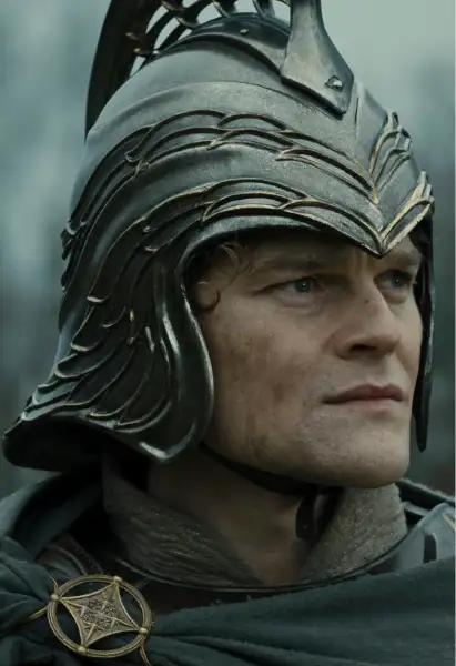 Robert Aramayo als Elrond, er trägt einen verzierten Helm einer Rüstung.