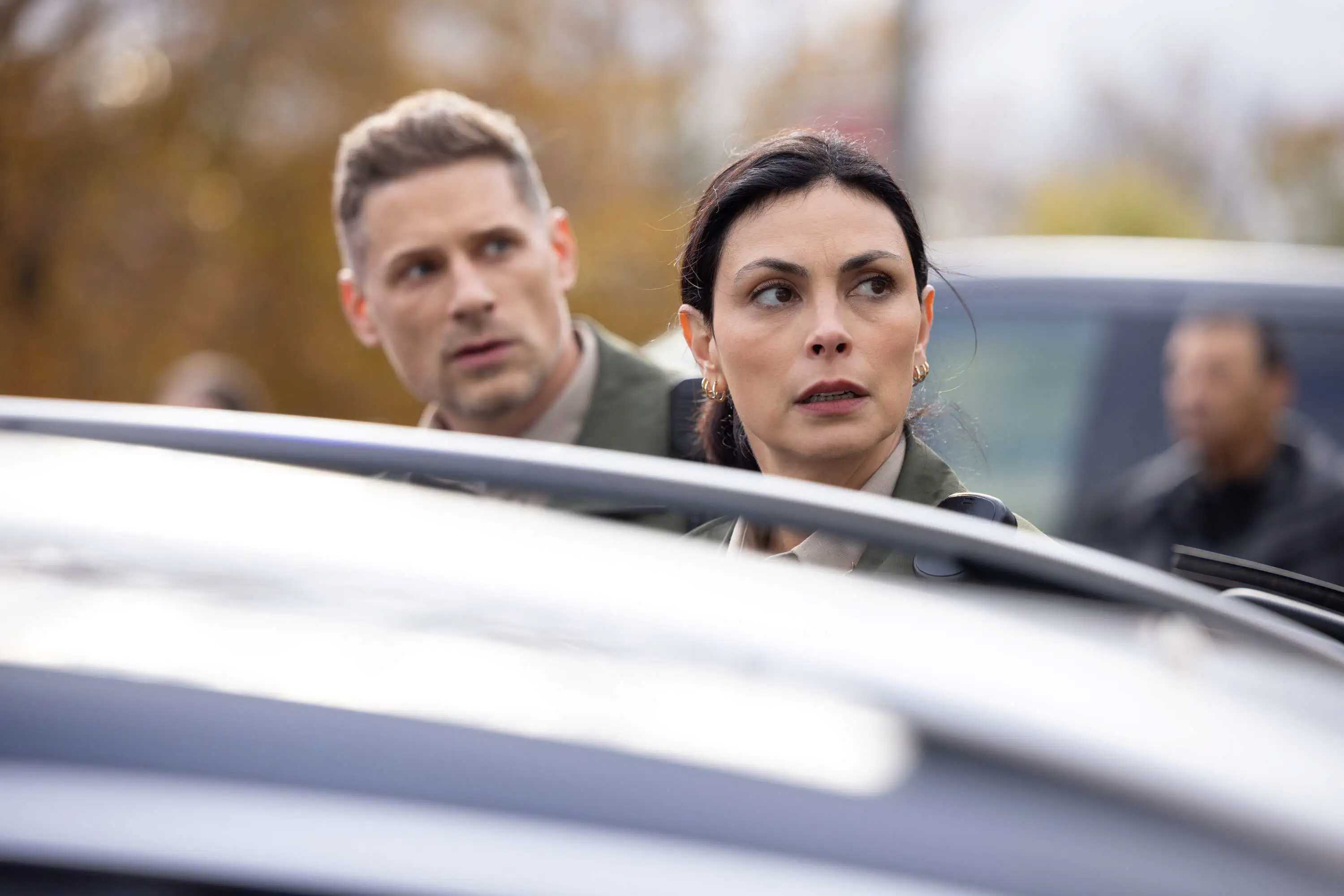 Sheriff Country Szene: Mickey und Nathan steigen in ein Auto.