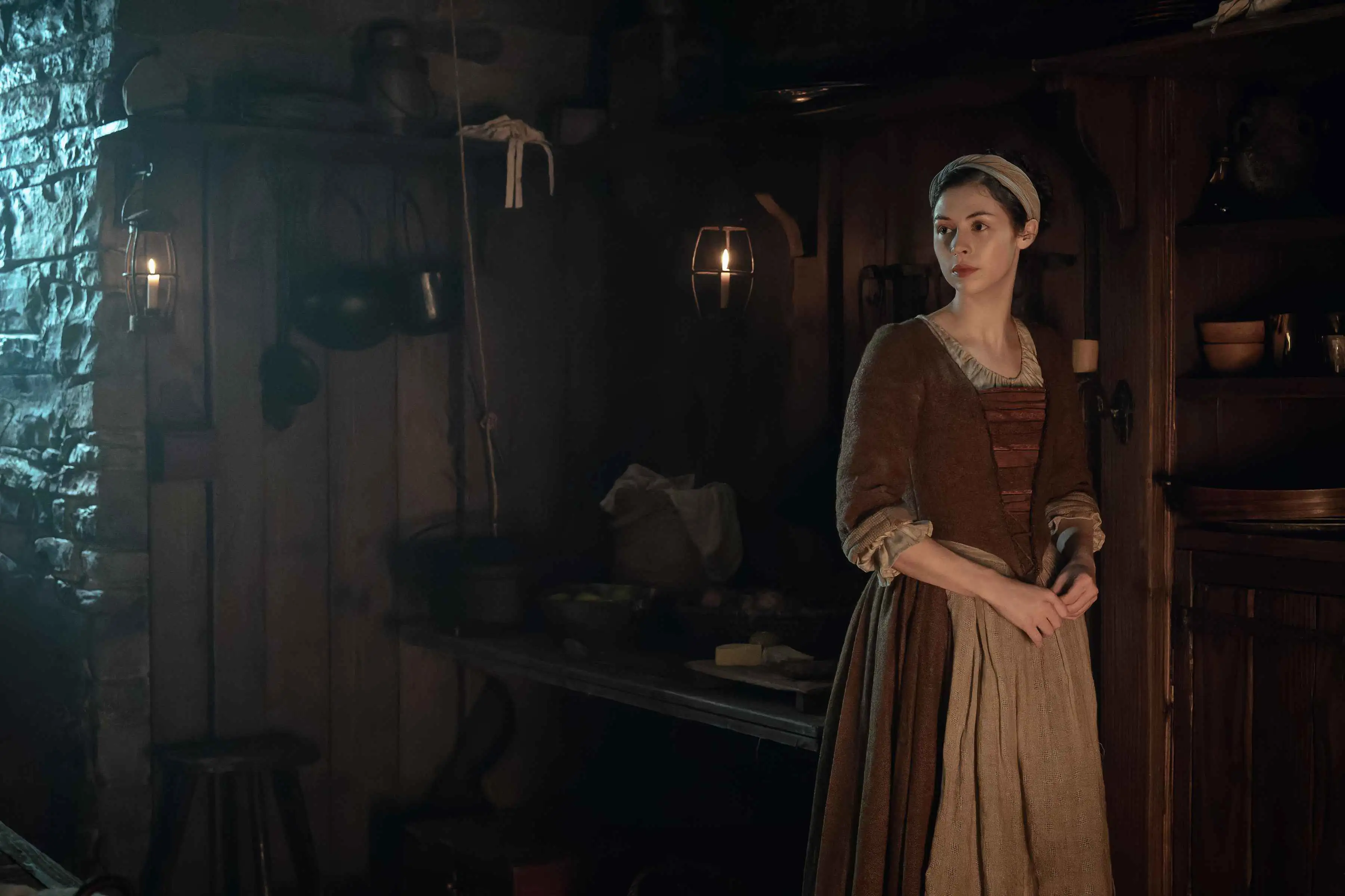 Outlander Blood of my Blood Szene: Julia als Dienerin.