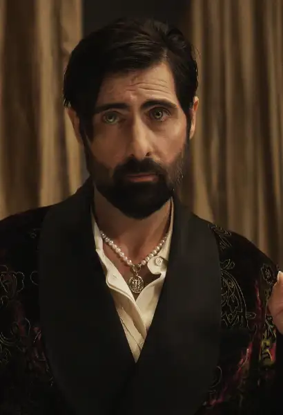 Jason Schwartzman als Bruton in Talamasca. Er trägt einen teuren Mantel.