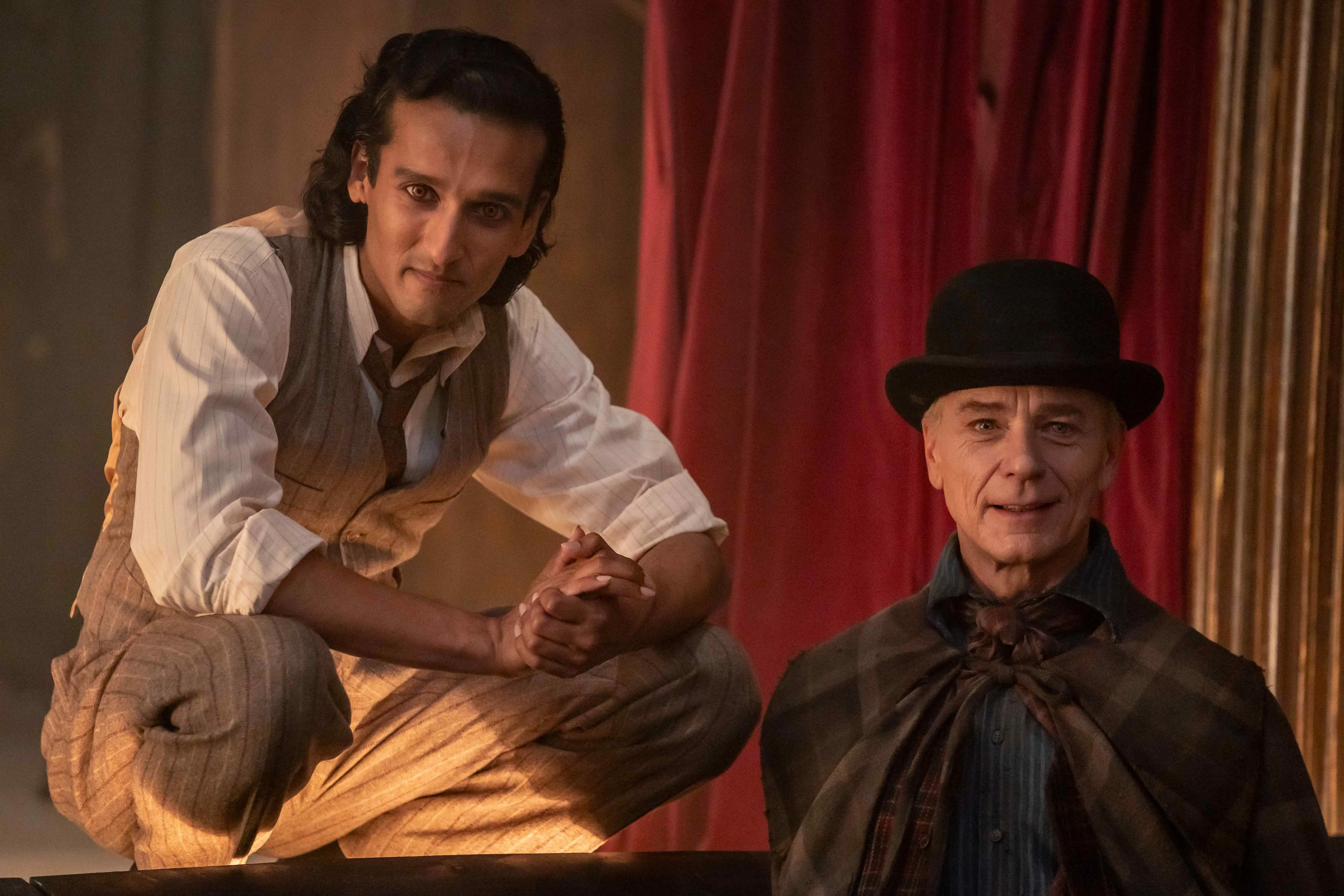 BTS Foto Interview with the Vampire. Ben Daniels und Assad Zaman posieren für die Kamera.