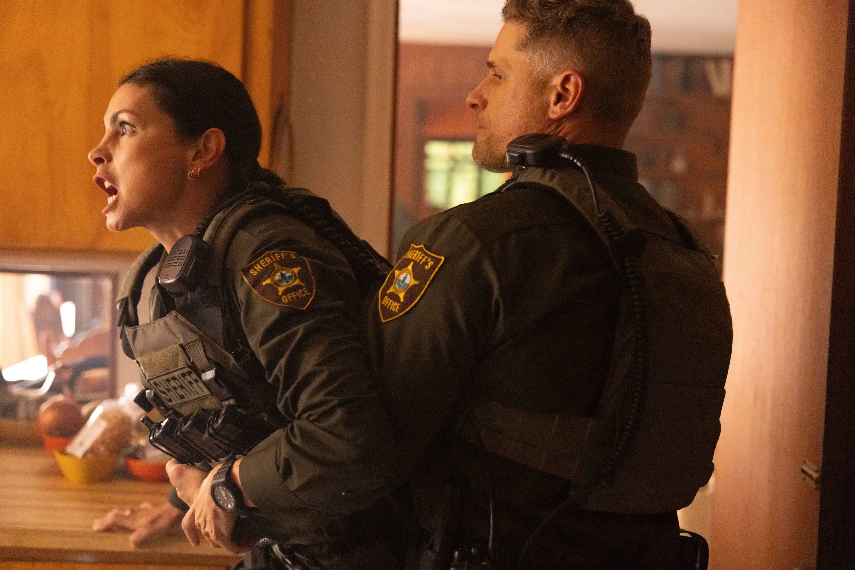 Sheriff Country Szene:  Nathan hält Mickey zurück.