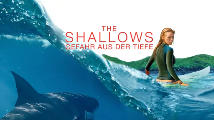 Filmplakat „The Shallows“ mit zentraler Figur in surfer Outfit im Wasser neben einem Surfbrett, links der Titel in Rot, neben dem Titel ist ein Hai unter Wasser zu sehen. In der ferne sehen wir Land,