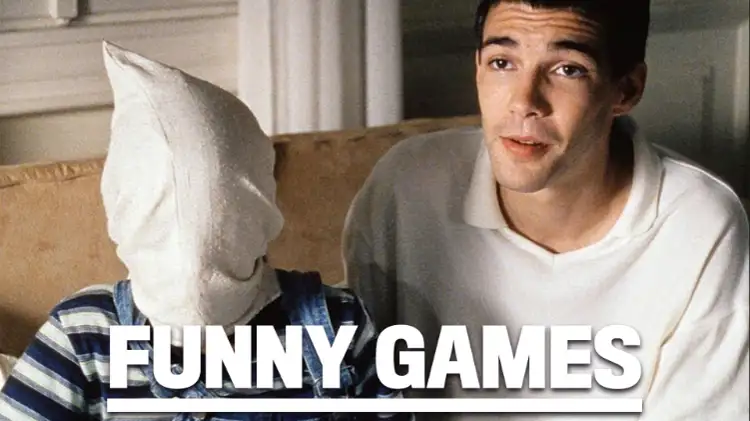 Filmplakat „Funny Games“ mit zwei jungen Männern. Einer trägt ein weißes Hemd, der andere trägt einen weißen Sach über dem Kopf.