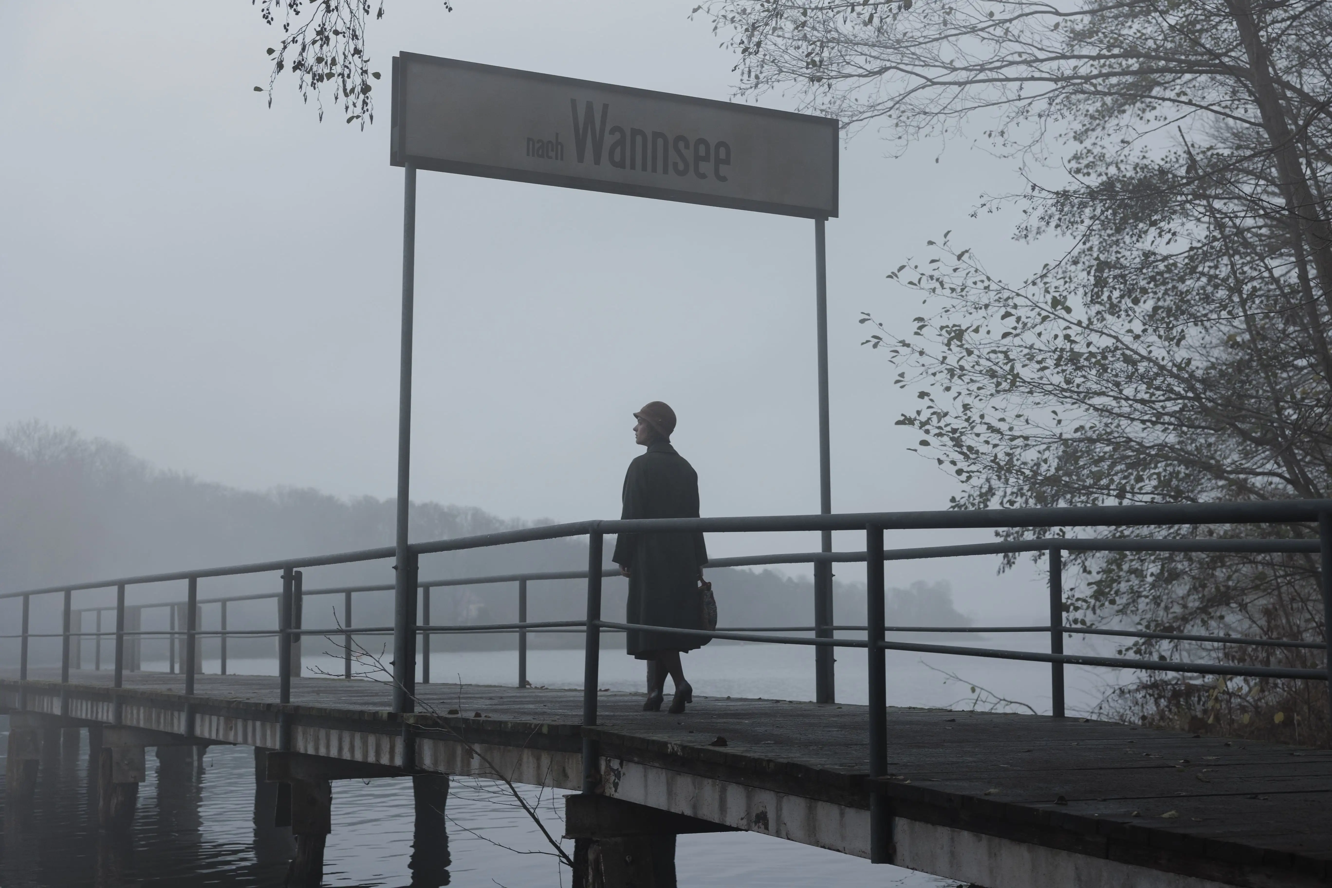 Szene aus Babylon Berlin: Charlotte bei der Wannsee Konferenz.