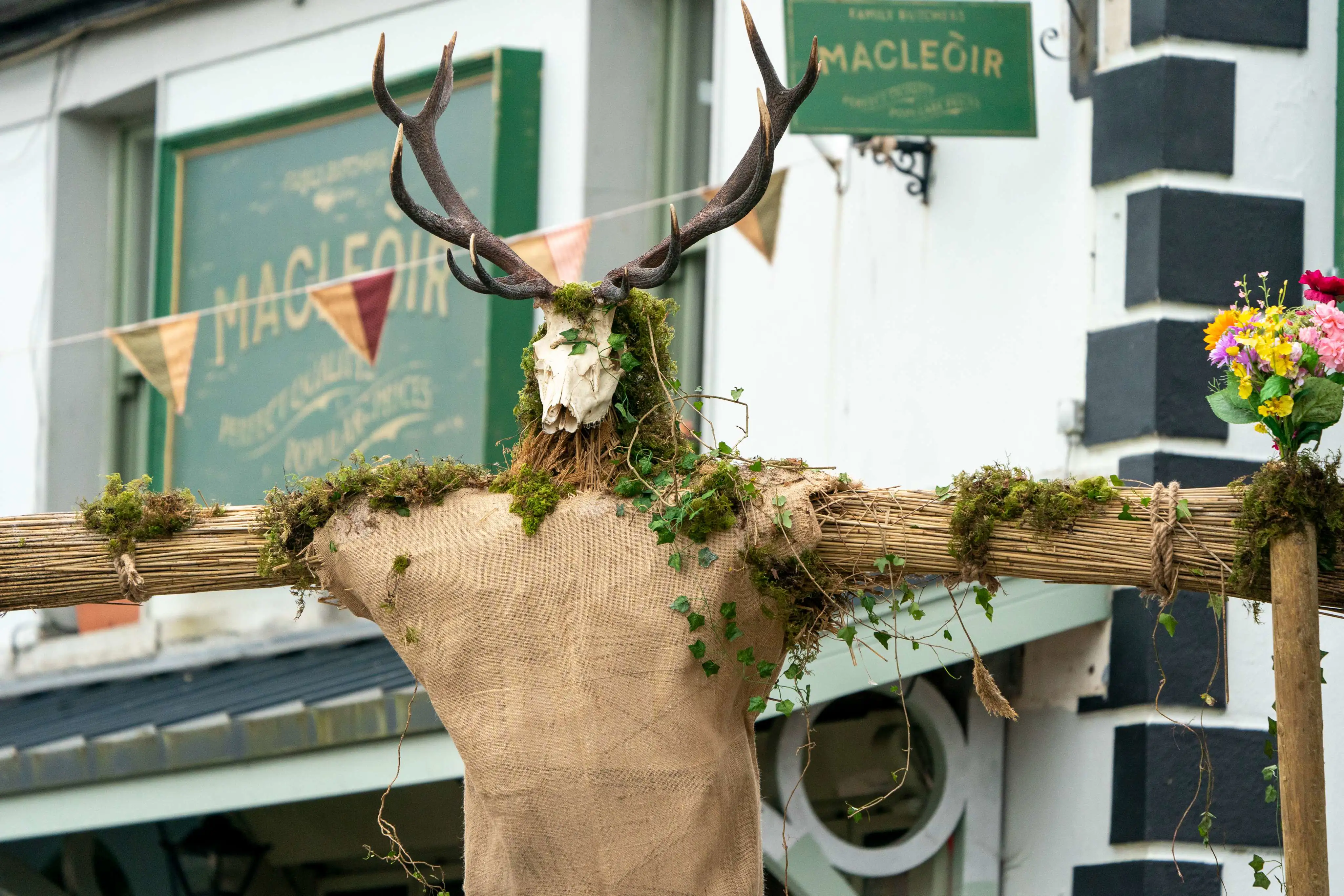 BTS Foto Mayfair Witches: eine Vogelscheuche mit Armen und einem Rehgeweih.
