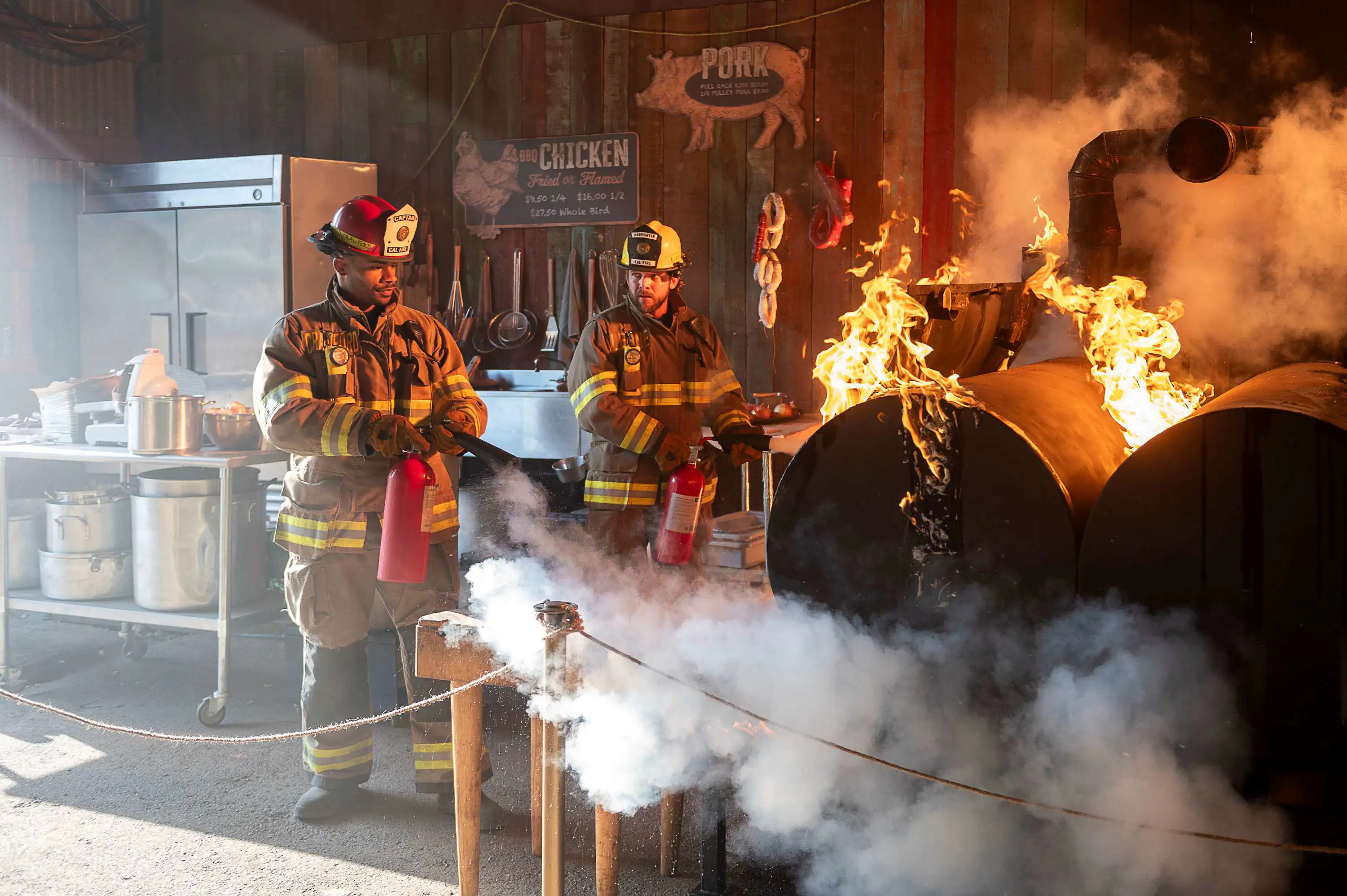 Szene aus Fire Country: Die Feuerwehr aus Fire Country im Einsatz.