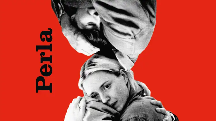 Filmplakat „Perla“ Rebeka Polakova als Perla und Camren Diego als Julia, die sich im Arm halten, der Hintergrund ist Rot, der Titel ist links zu sehen. 