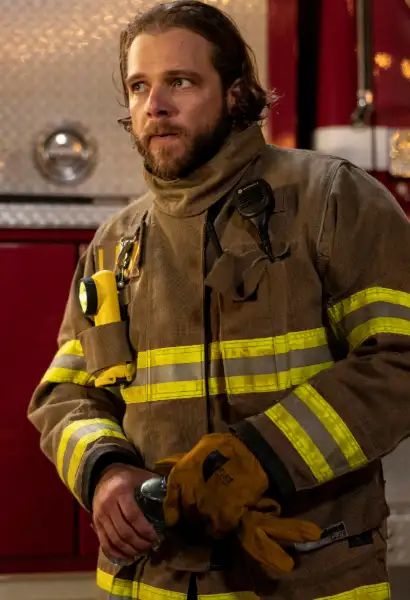 Max Thieriot als Leon Bode in 