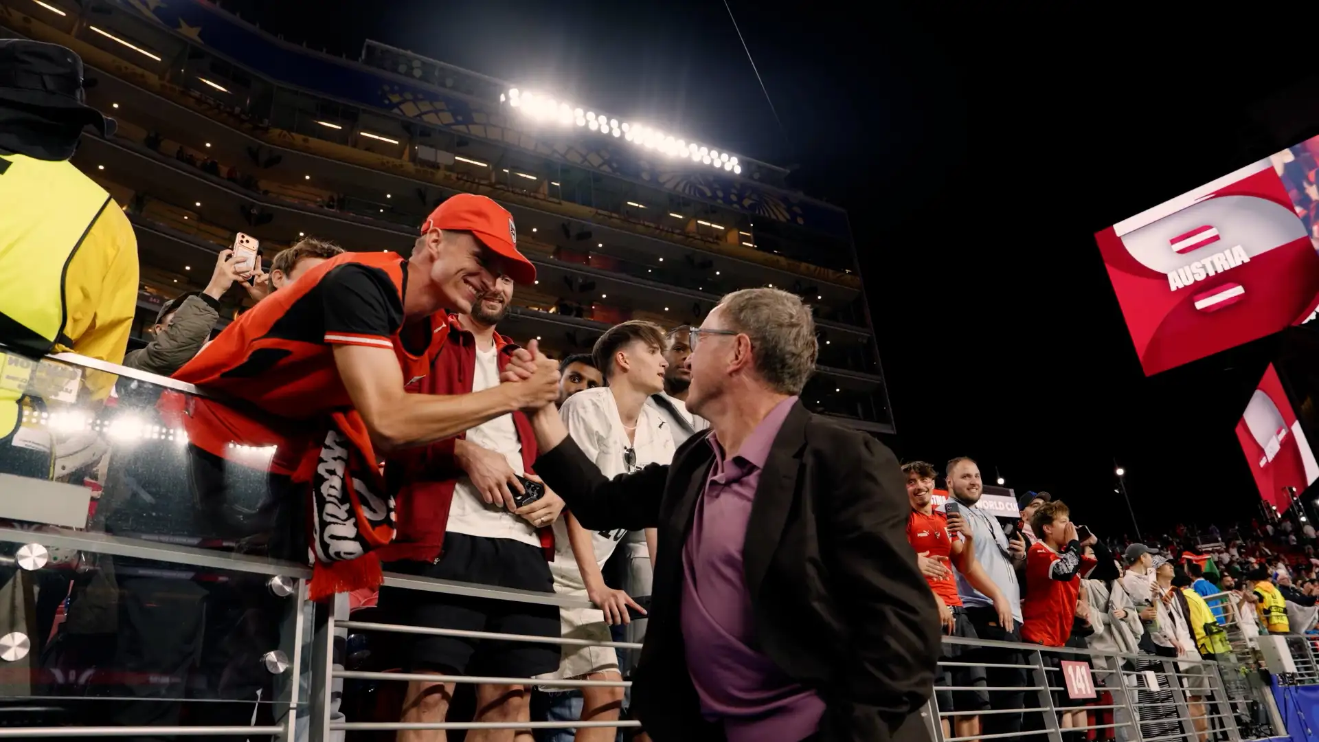 Ralf Rangnick mit den Fans in 
