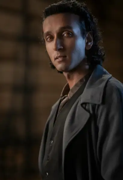 Assad Zaman als Armand in Interview with the Vampire. Er trägt einen Mantel und einen Pullover.