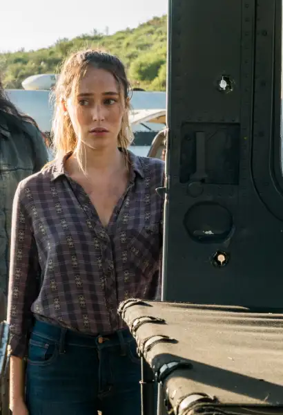 Alycia Debnam-Carey als Alicia Clark in Fear the Walking Dead.Sie trägt ein lila Flannelhemd.