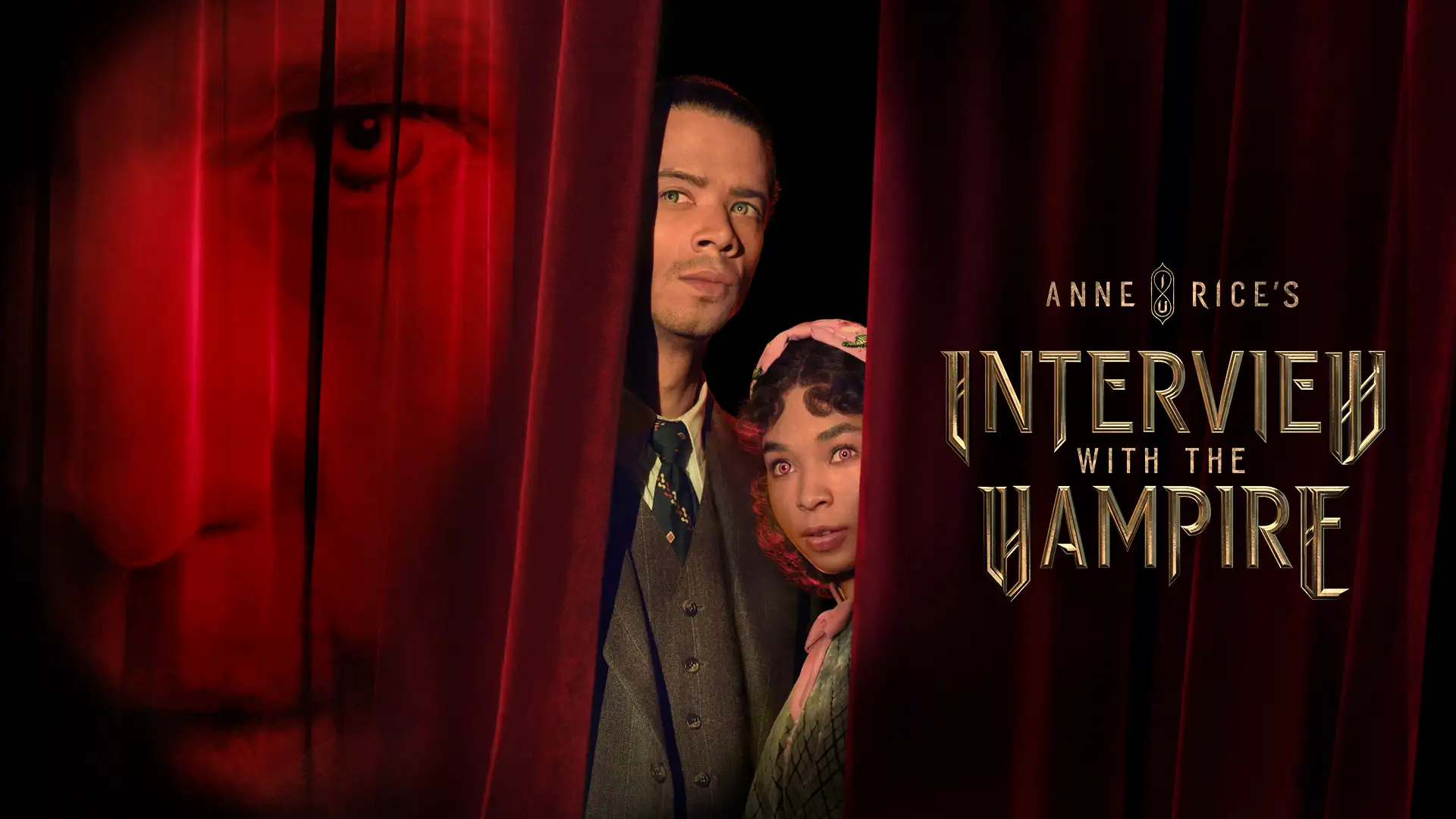 Plakat Interview with the Vampire. Jacob Anderson und Delainey Hayles stehen zwischen zwei Vorhängen. Auf dem linken Vorhang sieht man Sam Reids Geicht, auf dem Rechten ist der Titel.