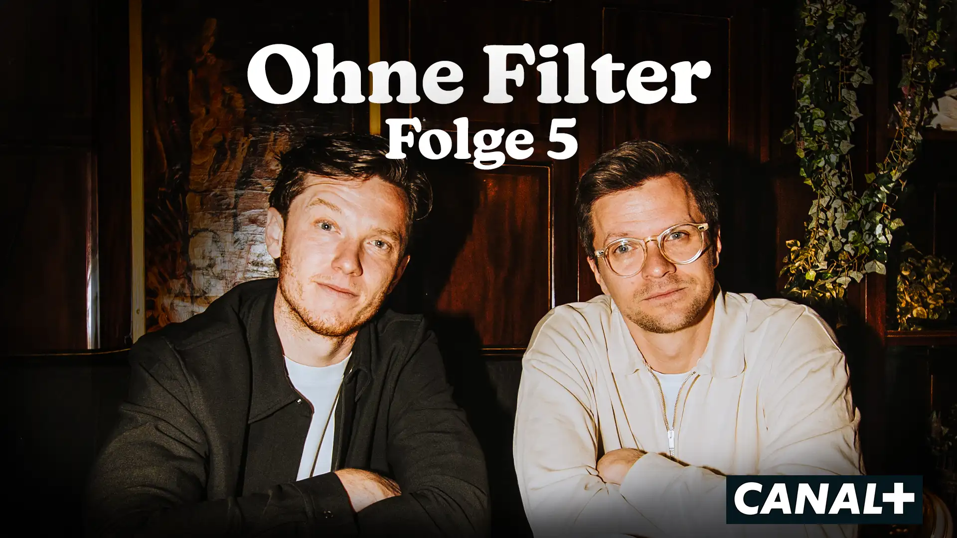 Podcast-Keyvisual: Johannes Hofer und Michael Gregoritsch sitzend, ‚Ohne Filter Folge 5‘