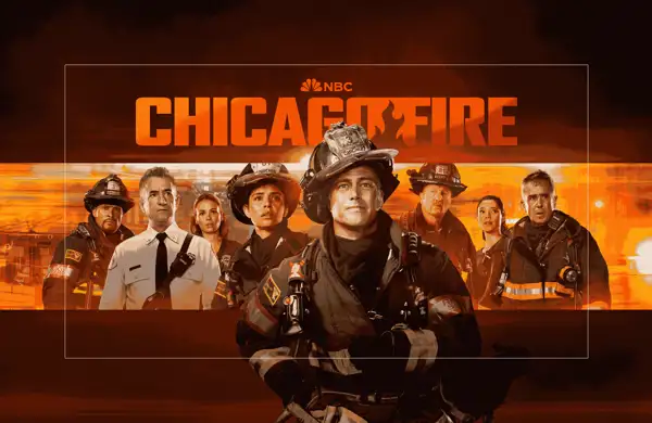 „Chicago Fire“ Keyart mit Feuerwehrteam vor flammendem orangefarbenem Hintergrund.