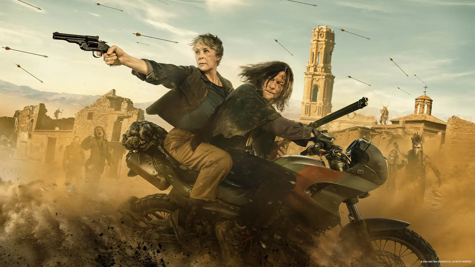 Daryl Dixon Staffel 3 Banner: Carol und Daryl fahren auf Daryls Motorrad, inmitten eines Pfeilhagels, Cartol zielt mit einer Schusswaffe.