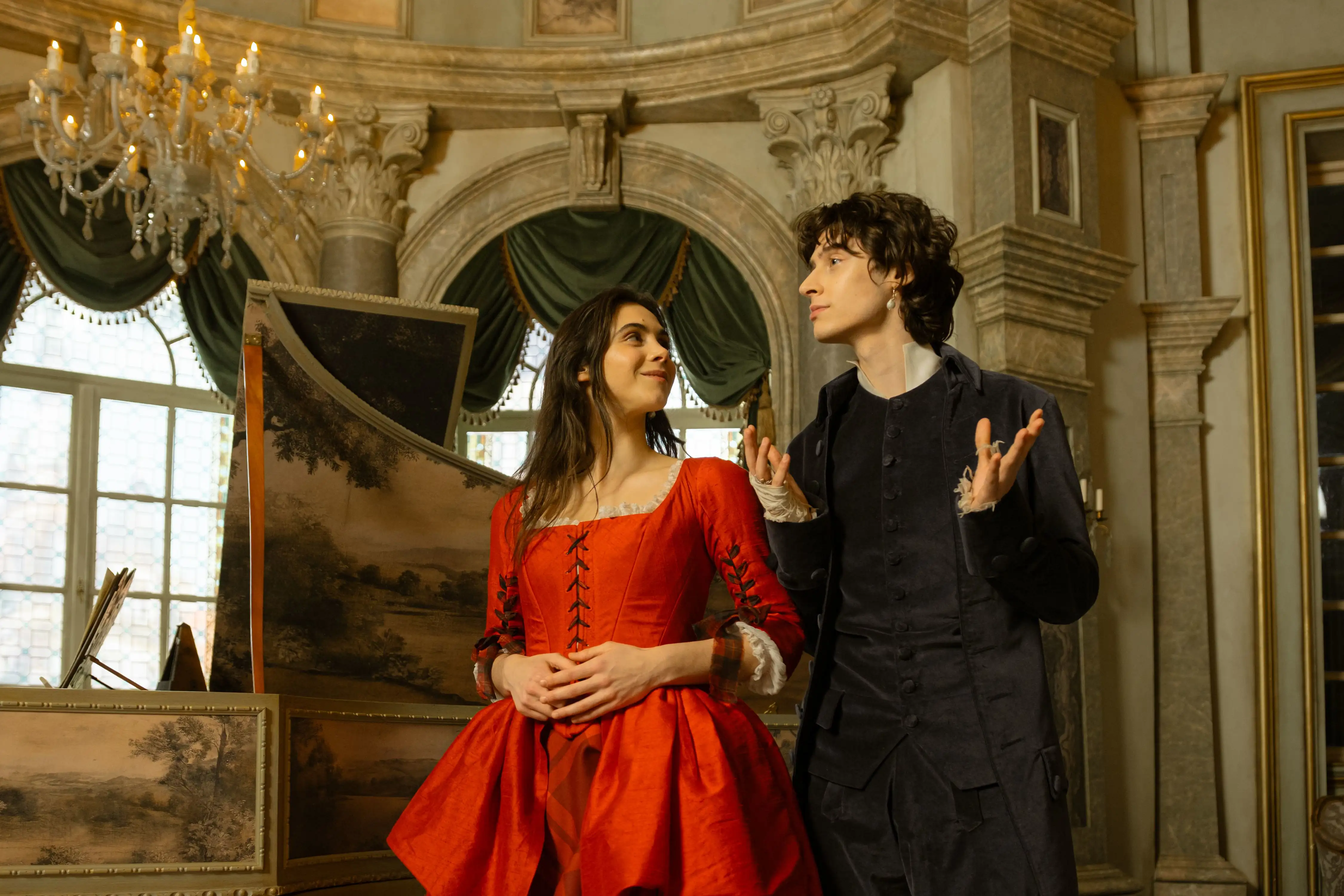 Havana Joy Braun und Eren M. Güvenci in Kostüm am Set von Mozart/Mozart.