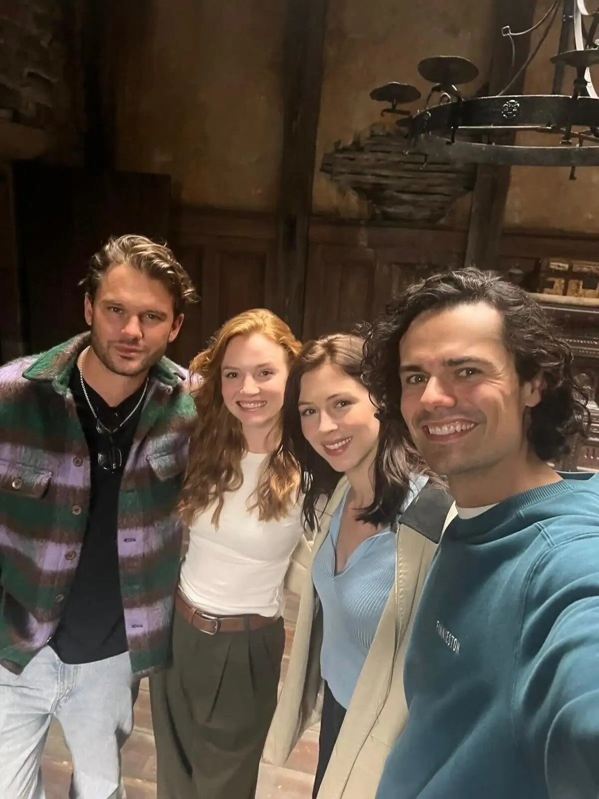 Outlander: Blood of my Blood Behind the Scenes: Hauptdarsteller Selfie.