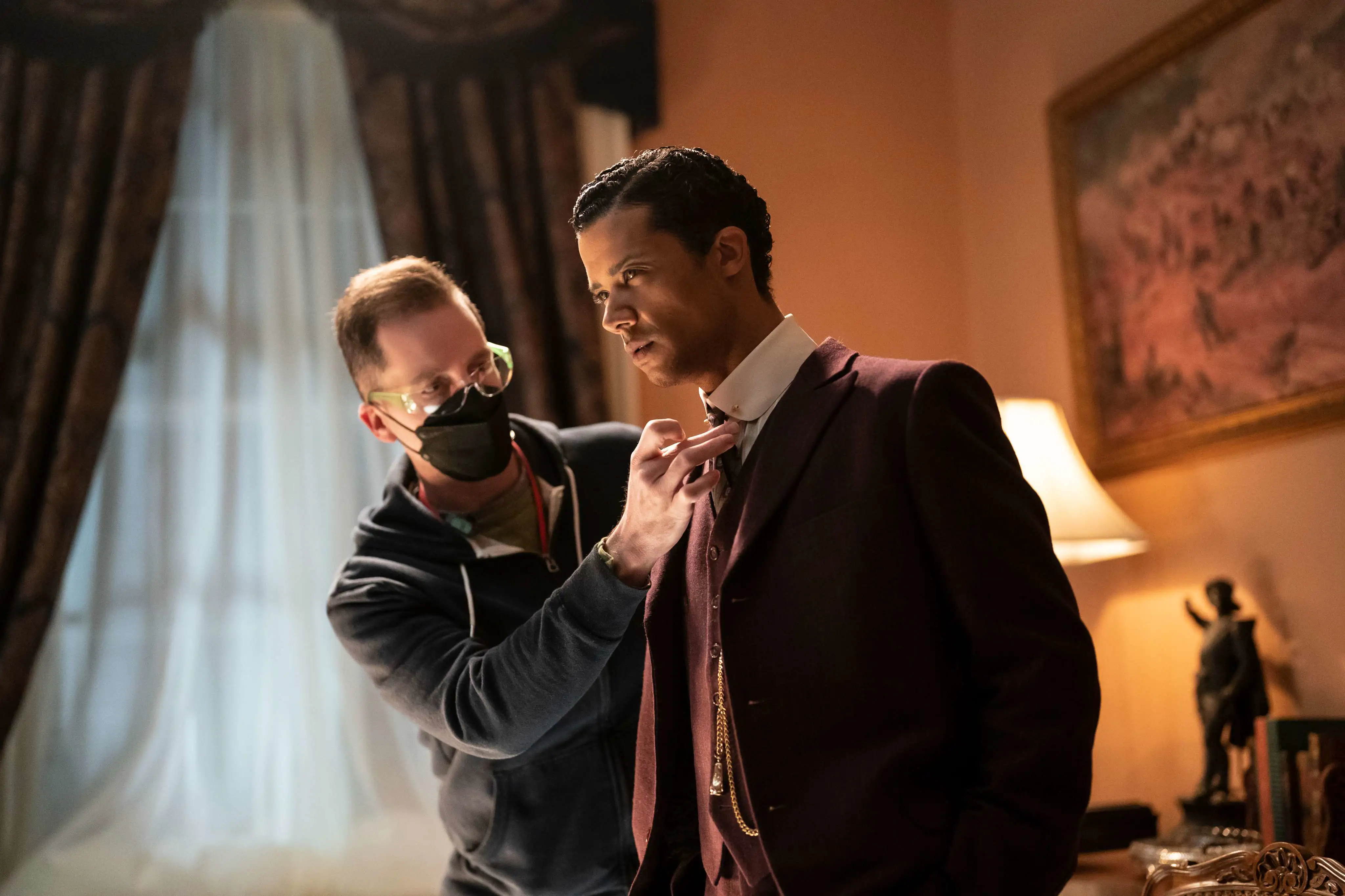 BTS Foto Intervieew with the Vampire. Jacob Andersons Kostüm wird hergerichtet.