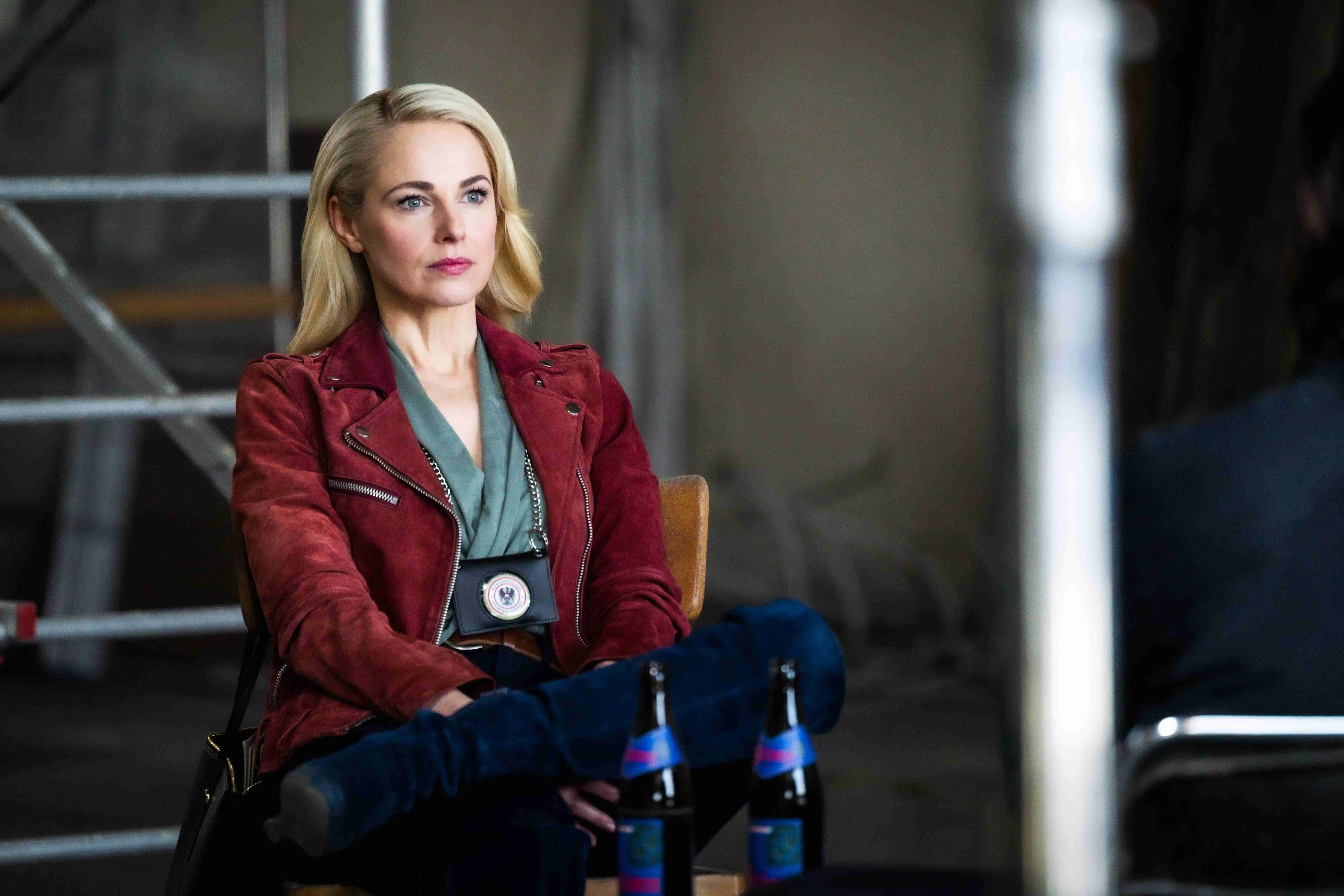 Silvia Schneider als Alice Gneisser in Neo Nuggets, sitzend in roter Lederjacke mit ernstem Blick in einer Szene des österreichischen Films.