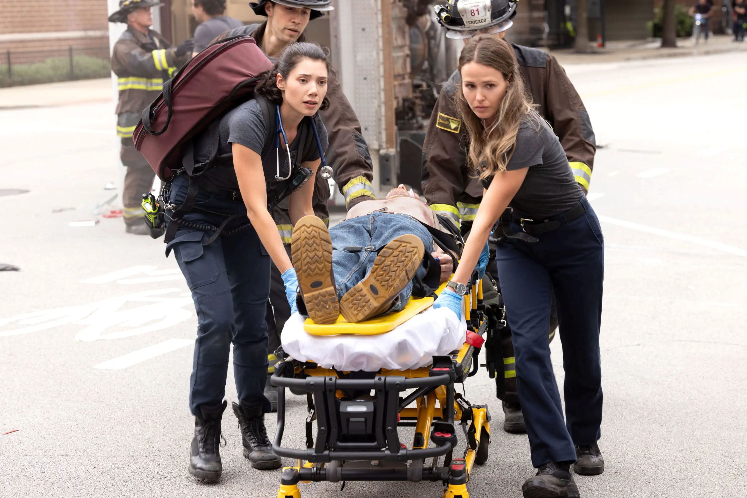 Chicago Fire Szene: Sanitäter transportieren Patient auf Trage.