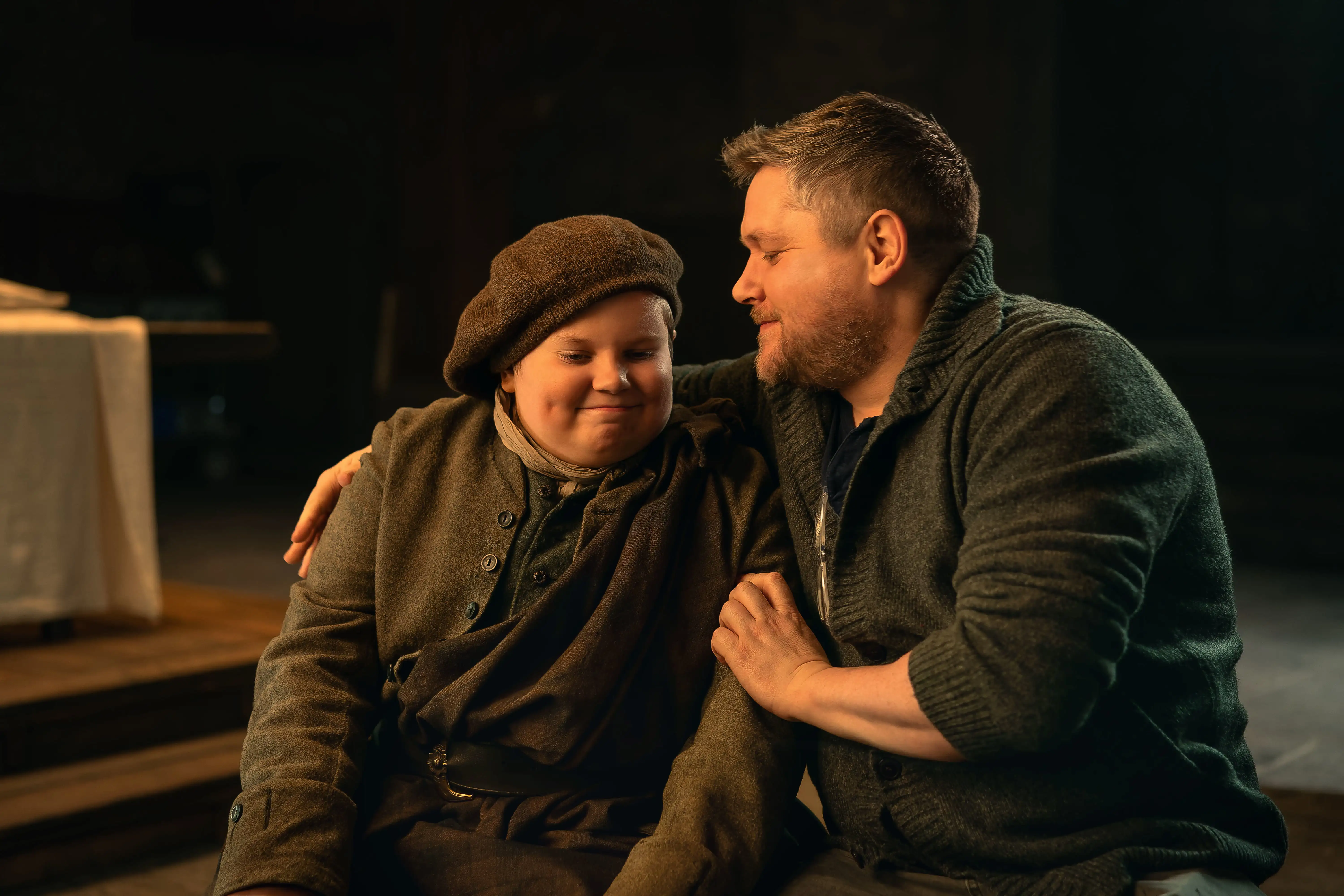 Outlander: Blood of my Blood Behind the Scenes: Produktionsmitglied und Kinderschauspieler.