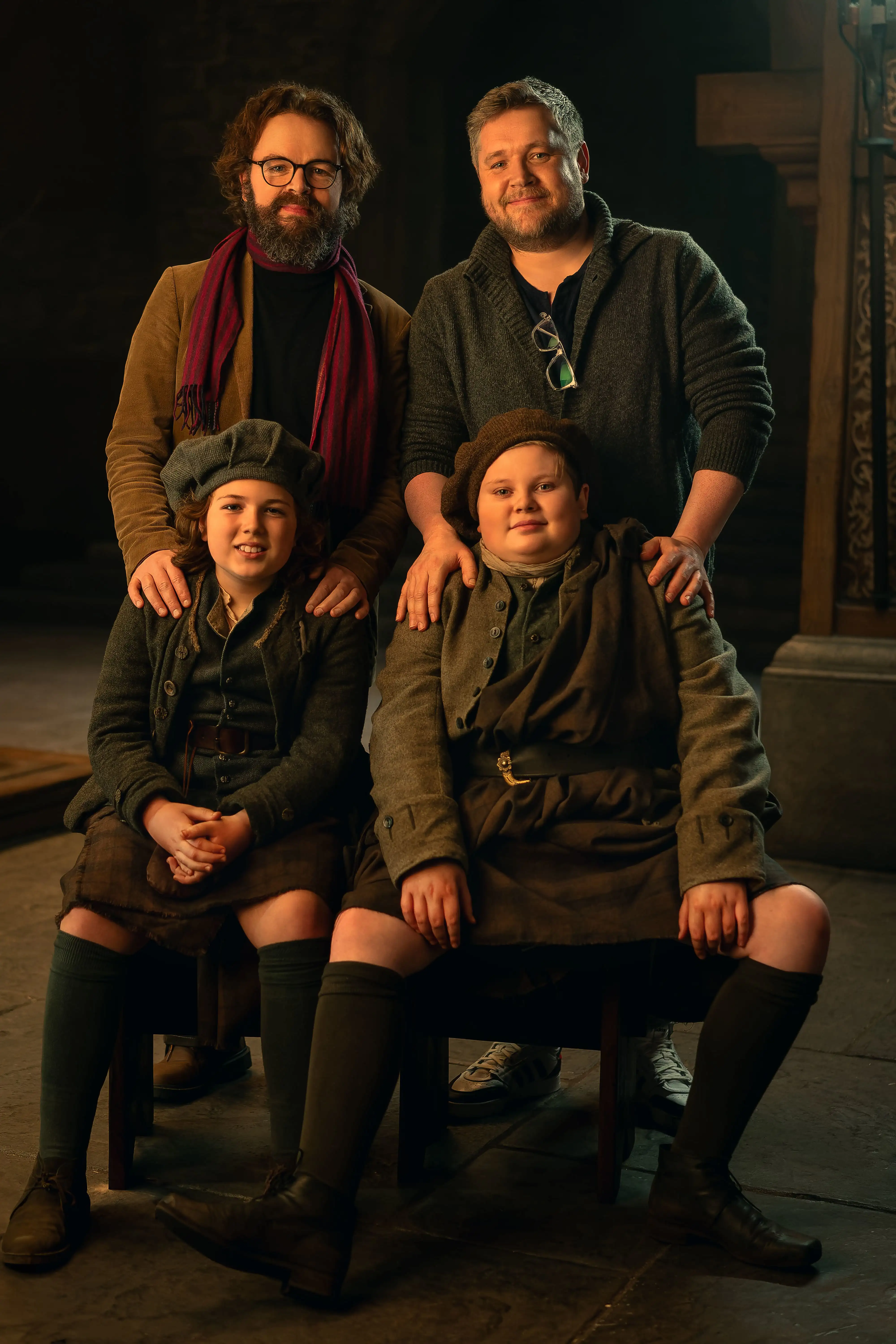 Outlander: Blood of my Blood Behind the Scenes:Produktionsmitglieder mit Kinderschauspielern.